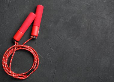 İp atlama ve siyah arka plan, üstten görünüm üzerinde metin için yer