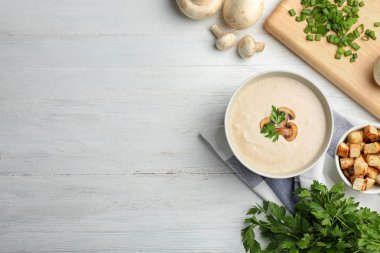 Kase ile düz yatıyordu bileşimi taze ev yapımı mantar çorbası ve ahşap arka plan üzerinde metin için yer