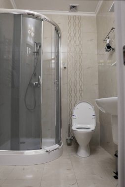 Modern banyo iç temiz tuvalet kase ve duş kabini ile