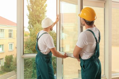 Yeni pencere içinde ev yükleme inşaat işçileri