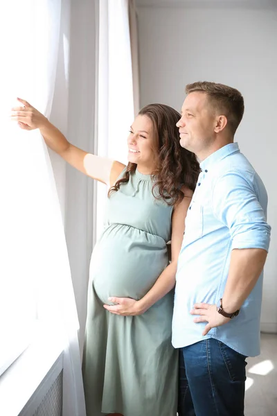 Mulher Grávida Com Marido Olhar Pela Janela Conceito Futuros Pais — Fotografia de Stock