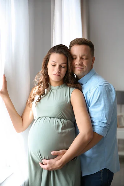 Gravid Kvinna Med Maken Inomhus Glad Ung Familj — Stockfoto