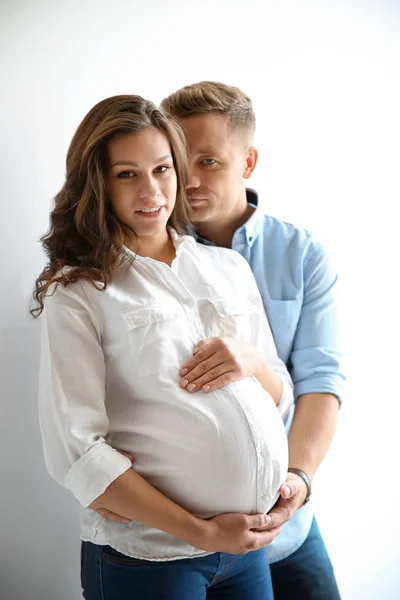 Femme Enceinte Avec Son Mari Sur Fond Blanc Joyeux Jeune — Photo