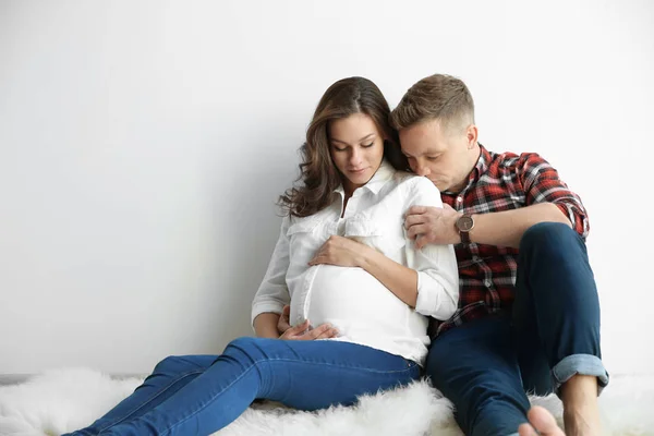 Gravid Kvinna Med Maken Nära Vit Vägg Utrymme För Text — Stockfoto