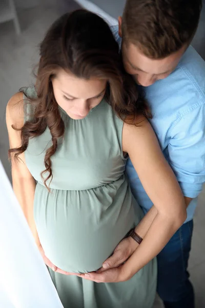 Mujer Embarazada Con Marido Interior Familia Joven Feliz — Foto de Stock