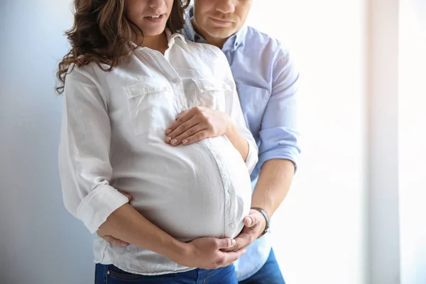 白い背景の上の彼女の夫と妊娠中の女性 テキストのためのスペース — ストック写真