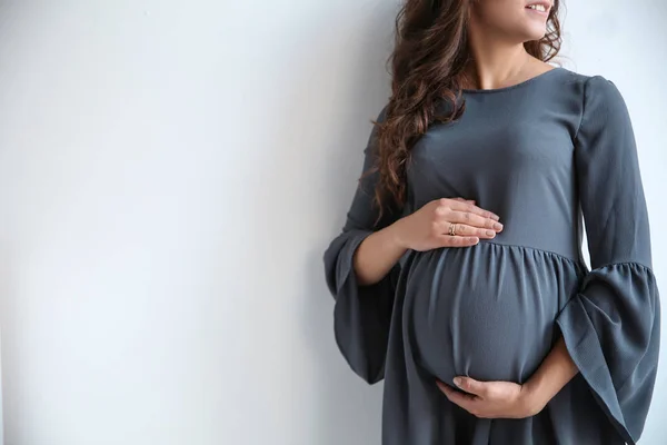 Beyaz Arka Plan Üzerinde Mutlu Genç Hamile Kadın Metin Için — Stok fotoğraf