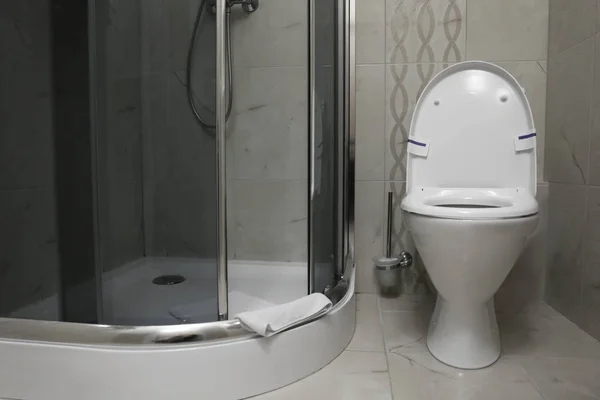 Interior Moderno Banheiro Com Vaso Sanitário Limpo Cabine Chuveiro — Fotografia de Stock