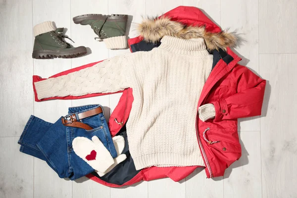 Σύνολο Κομψό Χειμερινό Ντύσιμο Φόντο Ξύλινη Επίπεδη Θέσει — Φωτογραφία Αρχείου