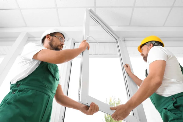 Trabajadores Construcción Instalando Nueva Ventana Casa — Foto de Stock