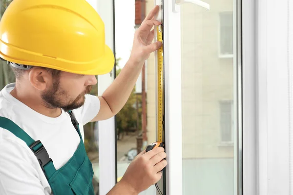 Byggnadsarbetare Installerar Nytt Fönster Hus — Stockfoto