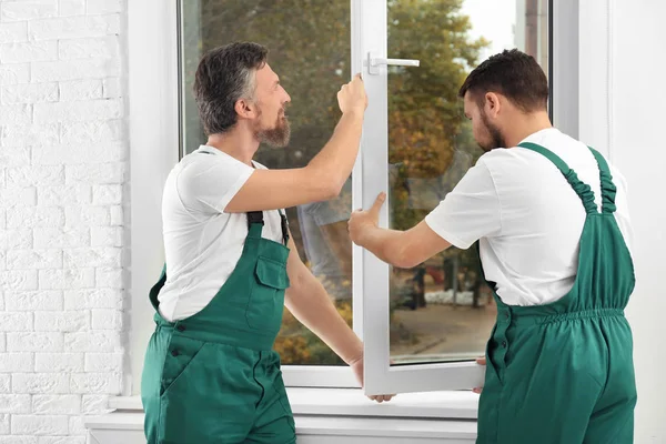 Trabajadores Construcción Instalando Nueva Ventana Casa — Foto de Stock