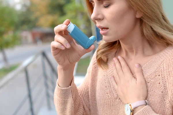 Wanita Menggunakan Inhaler Asma Luar Ruangan Closeup Layanan Kesehatan — Stok Foto