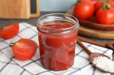 Kompozisyon masada kavanoza domates soslu