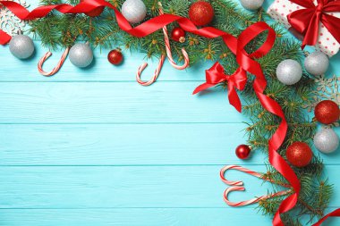 Noel dekor ve ahşap arka plan üzerinde metin için yer düz yatıyordu kompozisyonu. Festival kış tasarım