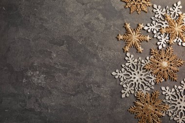 Güzel kar taneleri ve gri arka plan, üstten görünüm üzerinde metin için yer ile kompozisyon. Festival kış tasarım