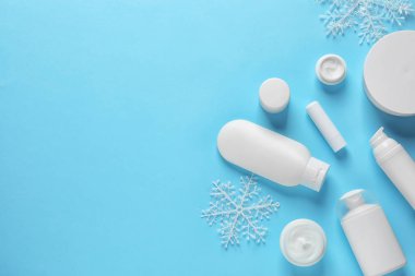 Mavi arkaplandaki kozmetik ürünleri seti, metin için yeri olan düz bir set. Kış bakımı
