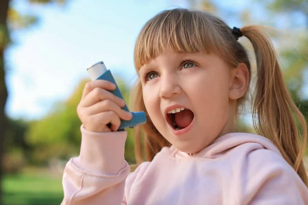 Malá Holčička Venku Pomocí Inhalátor Astma Zdravotní Péče — Stock fotografie
