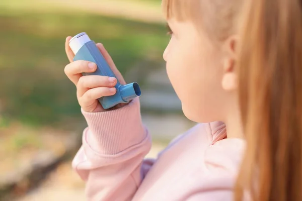 Dziewczynka Zewnątrz Przy Użyciu Inhalatora Opieki Zdrowotnej — Zdjęcie stockowe