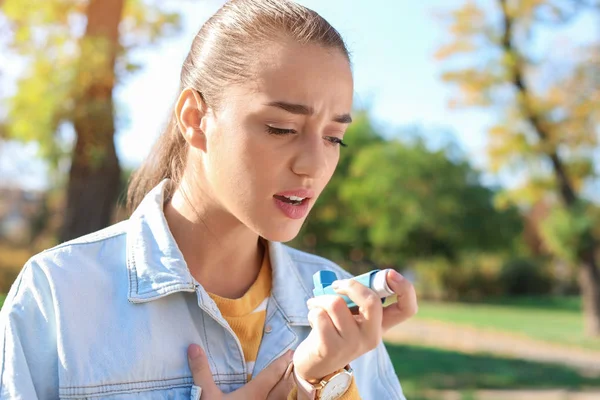 Mujer Joven Que Usa Inhalador Asma Aire Libre Espacio Para — Foto de Stock