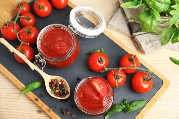 Compositie Met Heerlijke Zelfgemaakte Tomatensaus Houten Tafel Bovenaanzicht — Stockfoto