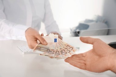 Adam para departmanı penceresinde, closeup teller üzerinden para almak