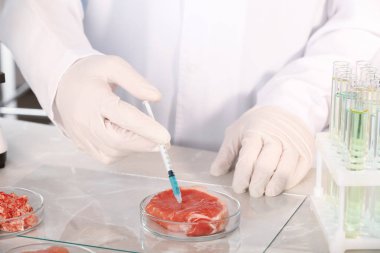 Laboratuvar, closeup et örnek sıvı enjekte bilim adamı