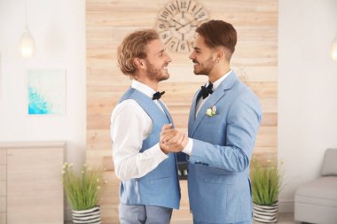 Mutlu yeni evli gay çift evde dans