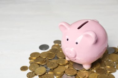 Masa lambası demir yığını ile Piggy banka