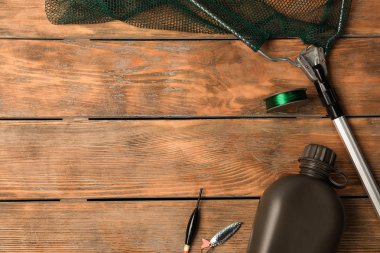 Balık tutmak için ekipmanlar ve ahşap arka plan üzerinde metin için yer düz yatıyordu kompozisyonu