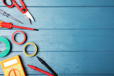 Elektrikçi araçları ve ahşap arka plan üzerinde metin için yer düz yatıyordu kompozisyonu