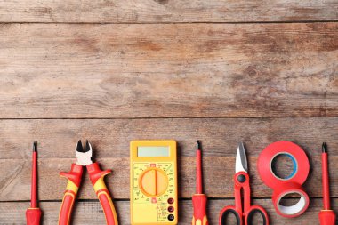 Elektrikçi araçları ve ahşap arka plan üzerinde metin için yer düz yatıyordu kompozisyonu