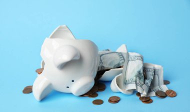 Sikke ve banknot renk arka plan üzerinde ile kırık piggy banka