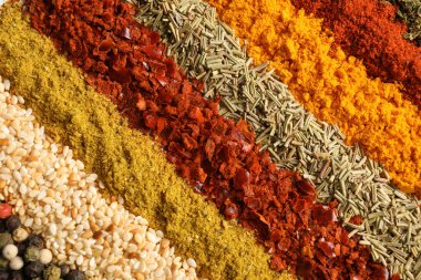 Satır arka plan, üstten görünüm olarak farklı aromatik baharat