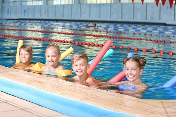 Niños Pequeños Con Fideos Para Nadar Piscina Cubierta — Foto de Stock