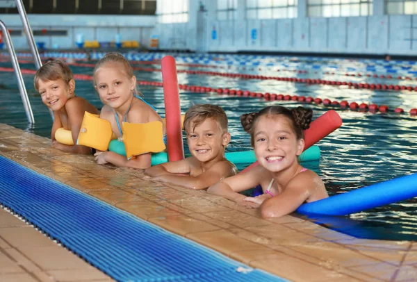 Niños Pequeños Con Fideos Para Nadar Piscina Cubierta — Foto de Stock