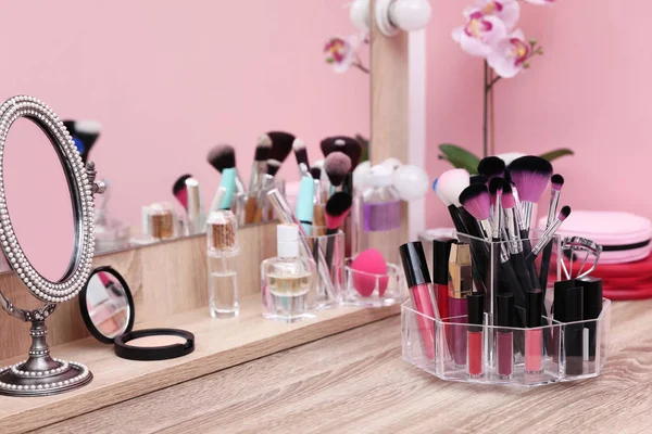 Ayna Yakınındaki Masada Makyaj Kozmetik Ürünleri Ile Organizatör Metin Için — Stok fotoğraf