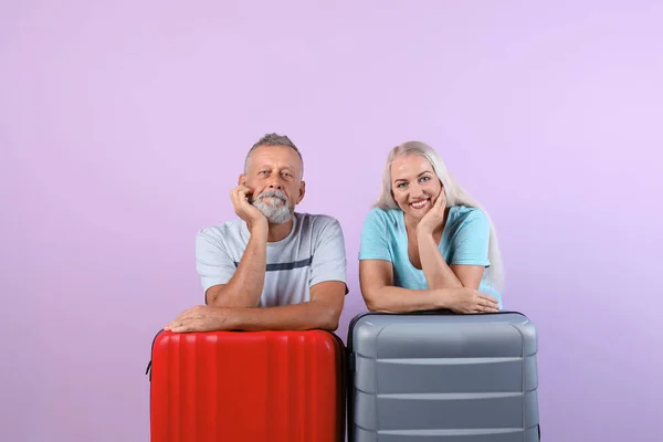 Idősebb Pár Bőröndök Háttér Színét Utazás Nyaralás — Stock Fotó