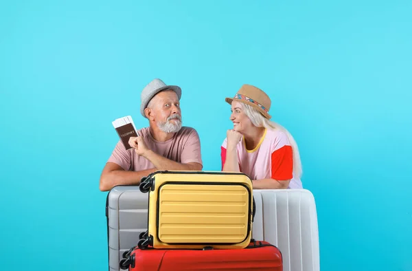 Idősebb Pár Bőröndök Útlevél Háttér Színét Utazás Nyaralás — Stock Fotó