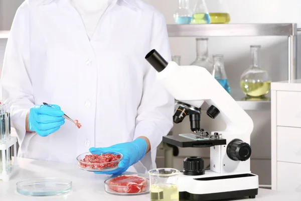 Wissenschaftler Hält Petrischale Mit Stecknadel Über Tisch Labor Lebensmittelkontrolle — Stockfoto
