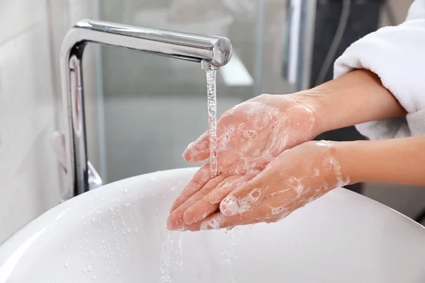 Wanita Mencuci Tangan Dengan Sabun Atas Wastafel Kamar Mandi Closeup — Stok Foto