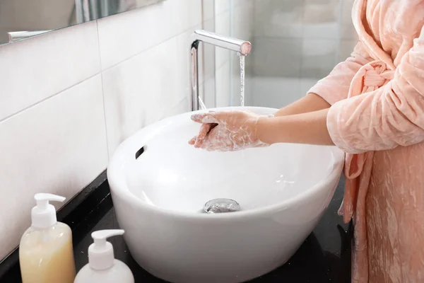 Donna Che Lava Mani Con Sapone Sopra Lavandino Bagno Primo — Foto Stock