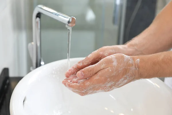 Uomo Che Lava Mani Con Sapone Sopra Lavandino Bagno Primo — Foto Stock