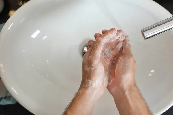 Man Het Wassen Van Handen Met Zeep Wastafel Badkamer Bovenaanzicht — Stockfoto