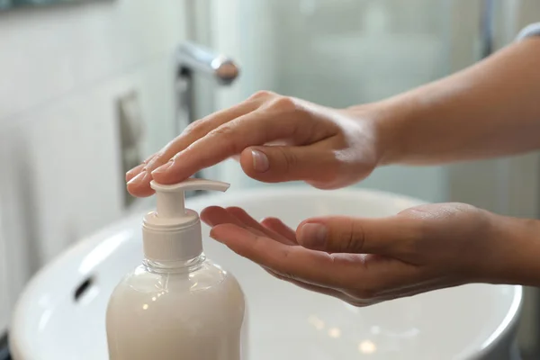 Mujer Que Aplica Jabón Líquido Mano Baño Primer Plano —  Fotos de Stock