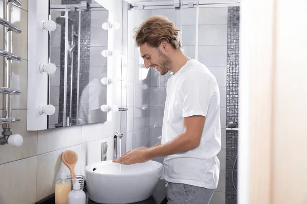 Jovem Lavando Mãos Casa Banho Usando Sabão — Fotografia de Stock