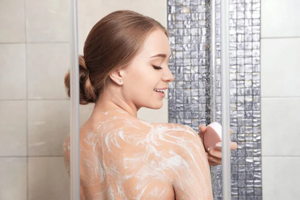 Hermosa Mujer Joven Tomando Ducha Con Jabón Baño — Foto de Stock