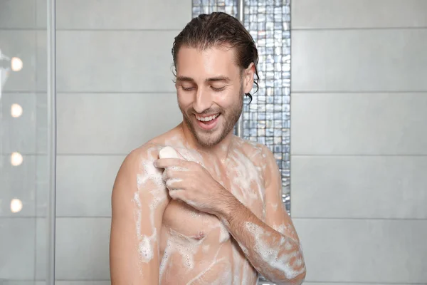 Ελκυστικός Νεαρός Άνδρας Λαμβάνοντας Ντους Σαπούνι Στο Μπάνιο — Φωτογραφία Αρχείου