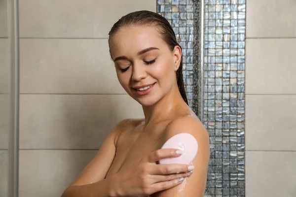 Hermosa Mujer Joven Tomando Ducha Con Jabón Baño — Foto de Stock