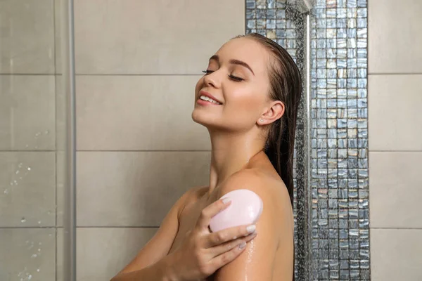 Schöne Junge Frau Unter Der Dusche Mit Seife Badezimmer Raum — Stockfoto